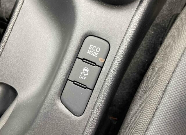 
								TOYOTA YARIS 2023 SILVER full									