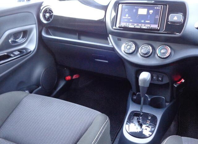 
								TOYOTA VITZ 2020 WHITE M full									