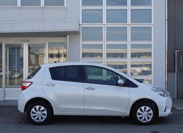 
								TOYOTA VITZ 2020 WHITE M full									
