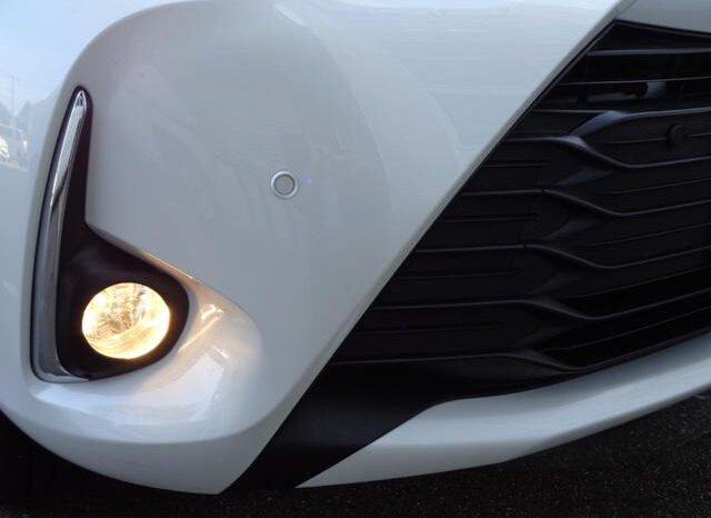 
								TOYOTA VITZ 2020 WHITE M full									