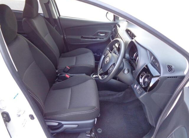 
								TOYOTA VITZ 2020 WHITE M full									