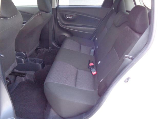 
								TOYOTA VITZ 2020 WHITE M full									