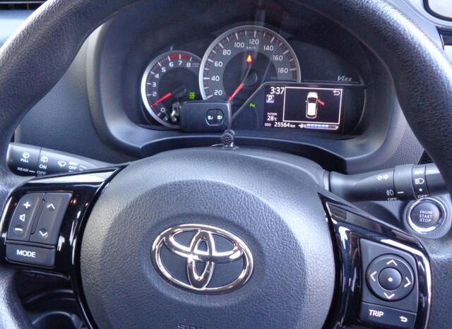 
								TOYOTA VITZ 2020 WHITE M full									