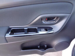 
										TOYOTA VITZ 2020 WHITE M full									