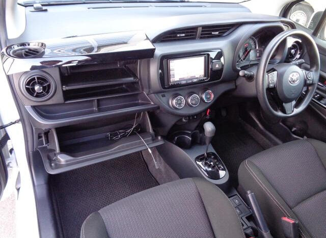 
								TOYOTA VITZ 2020 WHITE M full									