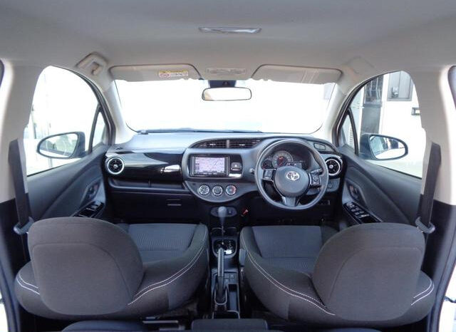 
								TOYOTA VITZ 2020 WHITE M full									