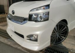 TOYOTA VOXY 2010 White