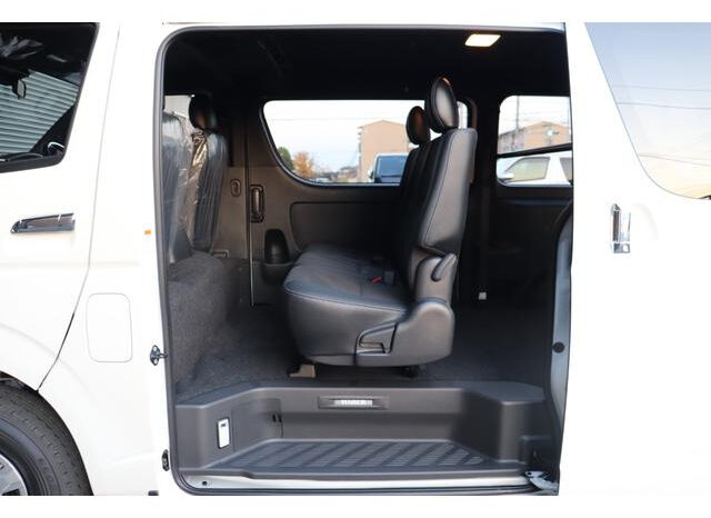 
								TOYOTA HIACE VAN 2024 PEARL WHITE full									