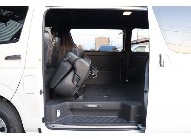 
								TOYOTA HIACE VAN 2024 PEARL WHITE full									