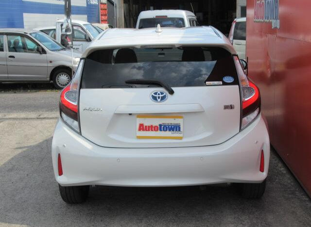 
								TOYOTA AQUA 2019 WHITE M full									