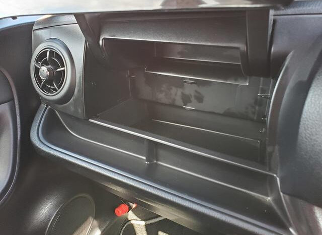 
								TOYOTA VITZ 2019 RED M full									