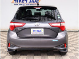 
										TOYOTA VITZ 2017 GRAY M full									