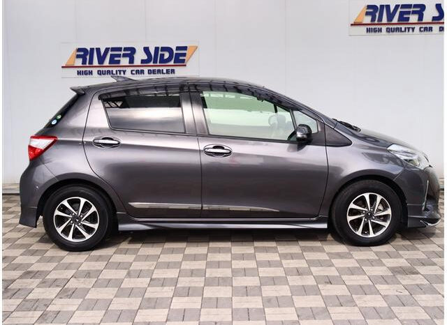 
								TOYOTA VITZ 2017 GRAY M full									