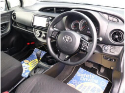 
										TOYOTA VITZ 2017 GRAY M full									