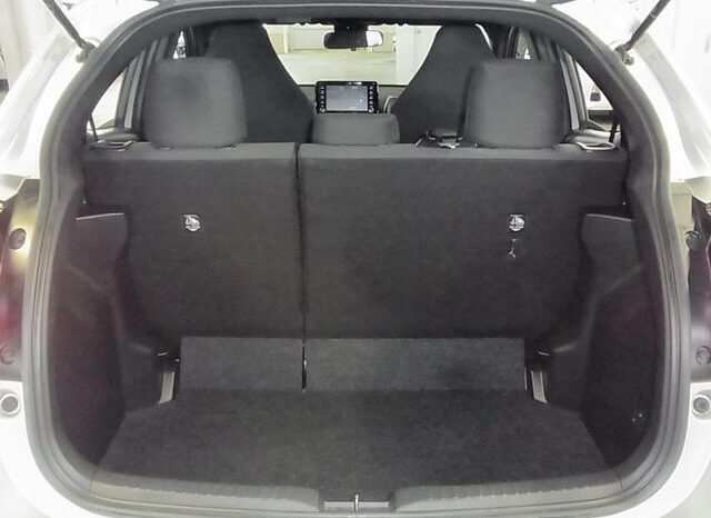 
								TOYOTA YARIS 2020 SILVER M full									