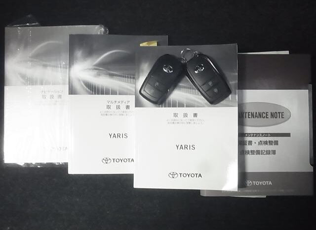 
								TOYOTA YARIS 2020 SILVER M full									