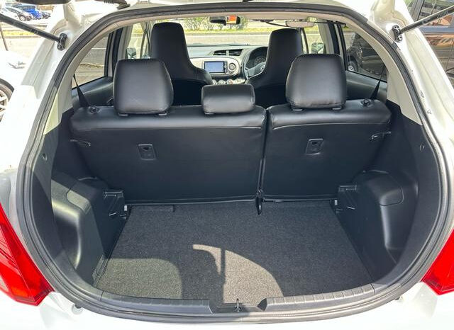 
								TOYOTA VITZ 2013 PEARL WHITE full									