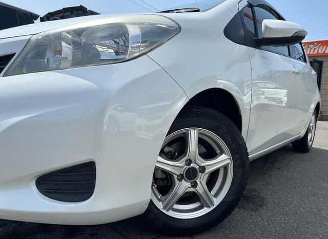 
								TOYOTA VITZ 2013 PEARL WHITE full									