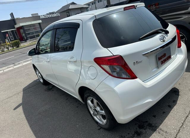 
								TOYOTA VITZ 2013 PEARL WHITE full									