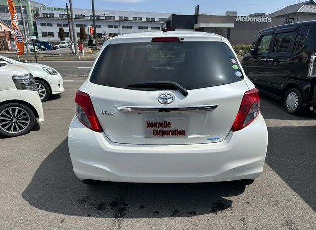 
								TOYOTA VITZ 2013 PEARL WHITE full									