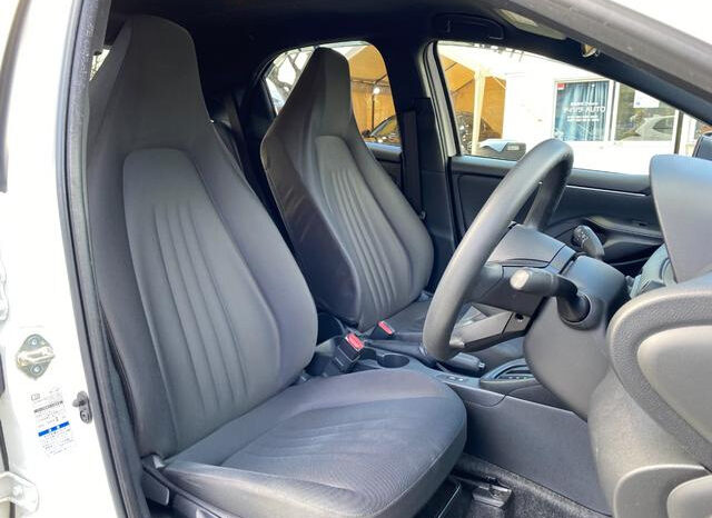 
								TOYOTA YARIS 2020 WHITE full									